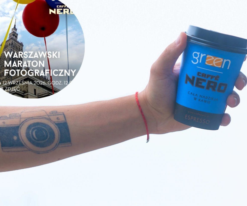 Ręka z tatuażem aparatu trzyma kubek kawy. Obok miniatura maratonu foto. O akcji Green Caffè Nero przeczytasz na Eska.