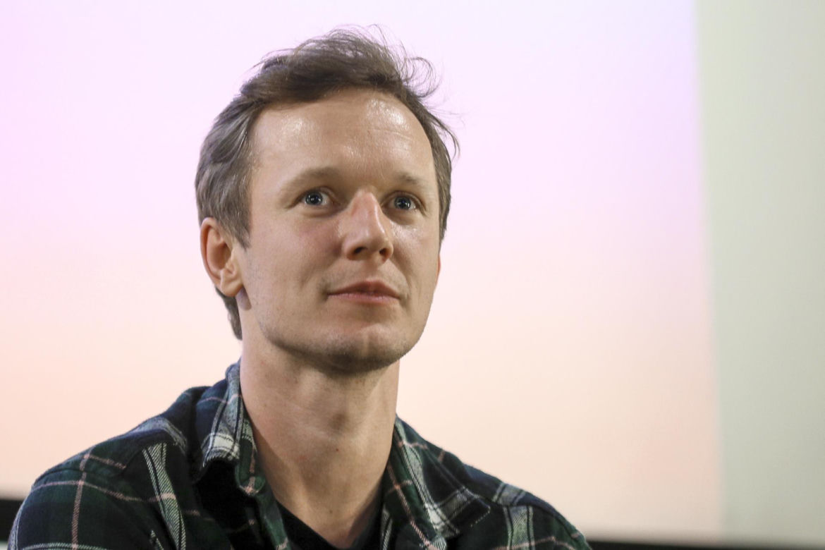 Filip Pławiak kiedyś i dziś. Tak przez lata zmieniał się ulubieniec widzów z serialu "Chyłka"