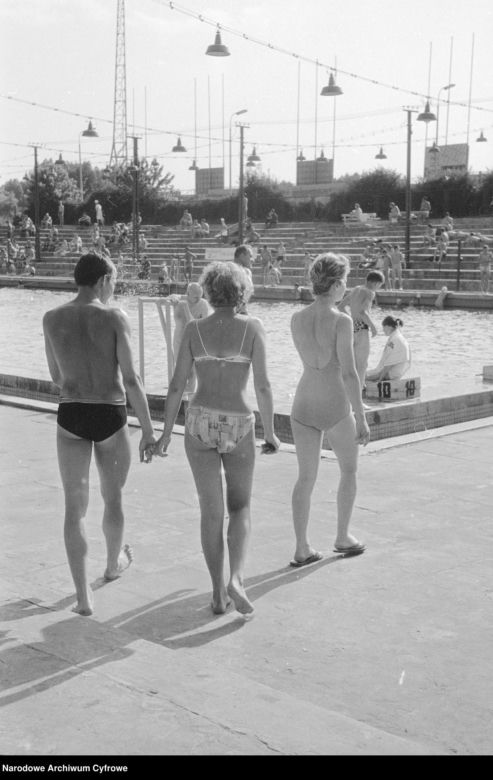 QUIZ PRL. Seksbomby znad Bałtyku. W czym opalały się nasze matki i babki? 15 pytań o plażowanie w stylu PRL