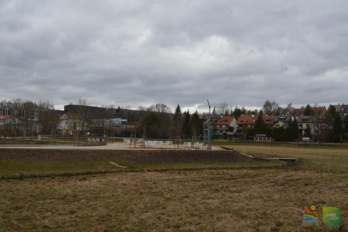 Nowy park w Olsztynie. Są ławeczki, miejsca do grillowania, plac zabaw [ZDJĘCIA]