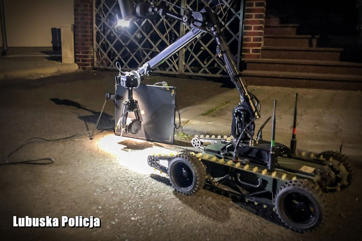 Zatrzymał byłą dziewczynę na środku ulicy i wyjął broń! W jego aucie był ładunek wybuchowy. Szok w Sulechowie [ZDJĘCIA].