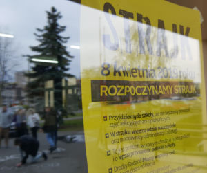 Murem za nauczycielami. Bydgoscy uczniowie wspierają belfrów w ich strajku! [ZDJĘCIA]