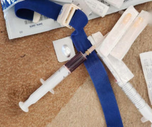 Policja rozbiła grupę handlującą lekami opioidowymi. Cztery młode kobiety nie żyją. Wśród zatrzymanych jest lekarz