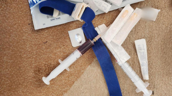 Policja rozbiła grupę handlującą lekami opioidowymi. Cztery młode kobiety nie żyją. Wśród zatrzymanych jest lekarz