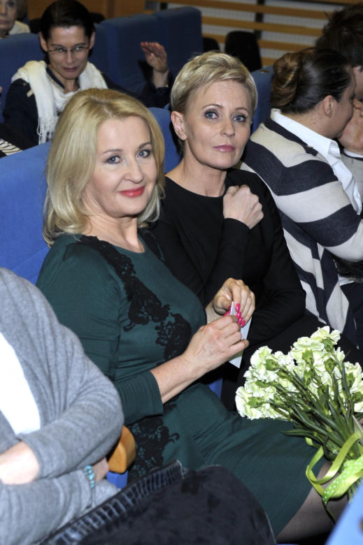 Śliczna posłanka pochwaliła się siostrą i mamą. Są niemal identyczne! "Piękne wszystkie"