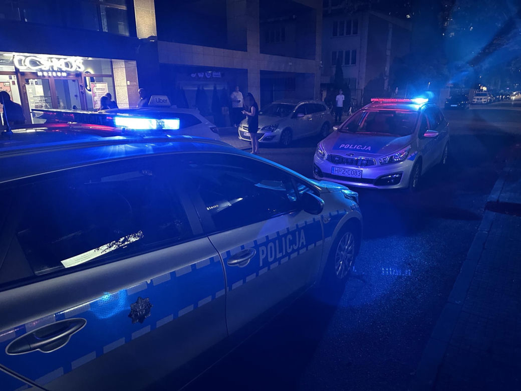 Atak nożownika na Woli. Ranny przebiegł kilkaset metrów i padł na ziemię. Zatrzymali jedną osobę, trwa akcja policji