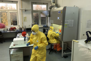 Specjaliści z MOCOS: Będziemy w stanie EPIDEMII tkwić bez końca. Polsce potrzebny jest TWARDY LOCKDOWN?!