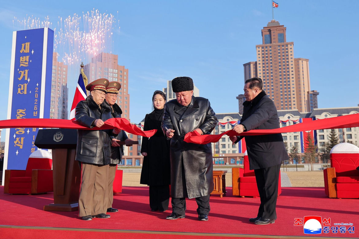 Korea Płn./ Przywódca Kim Dzong Un z 13-letnią córką testowali nowe pistolety