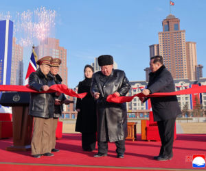 Korea Płn./ Przywódca Kim Dzong Un z 13-letnią córką testowali nowe pistolety