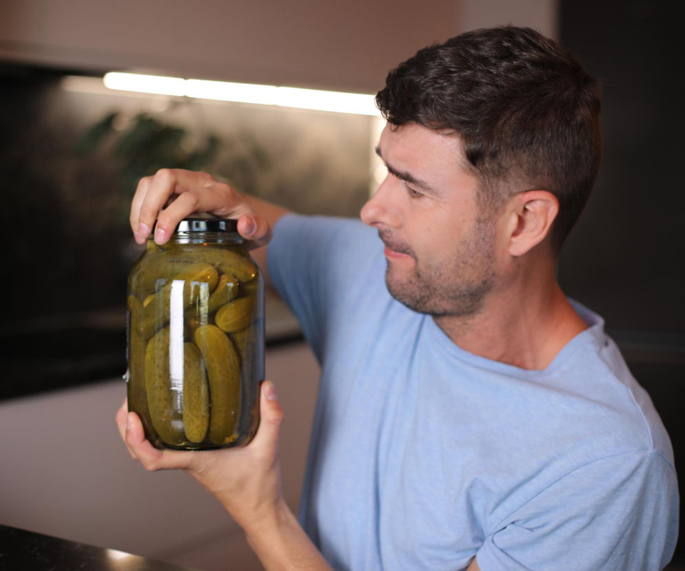 Pewny przepis na ogórki kiszone. Zrób to przed włożeniem ich do słoika. Prosty trik sprawi, że będą chrupiące i smaczne