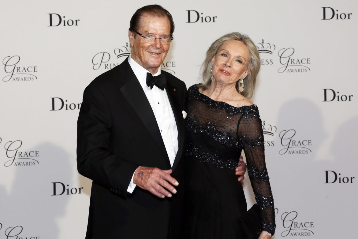 ROGER MOORE.