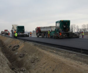 Autostrada A2 - wylewanie asfaltu 
