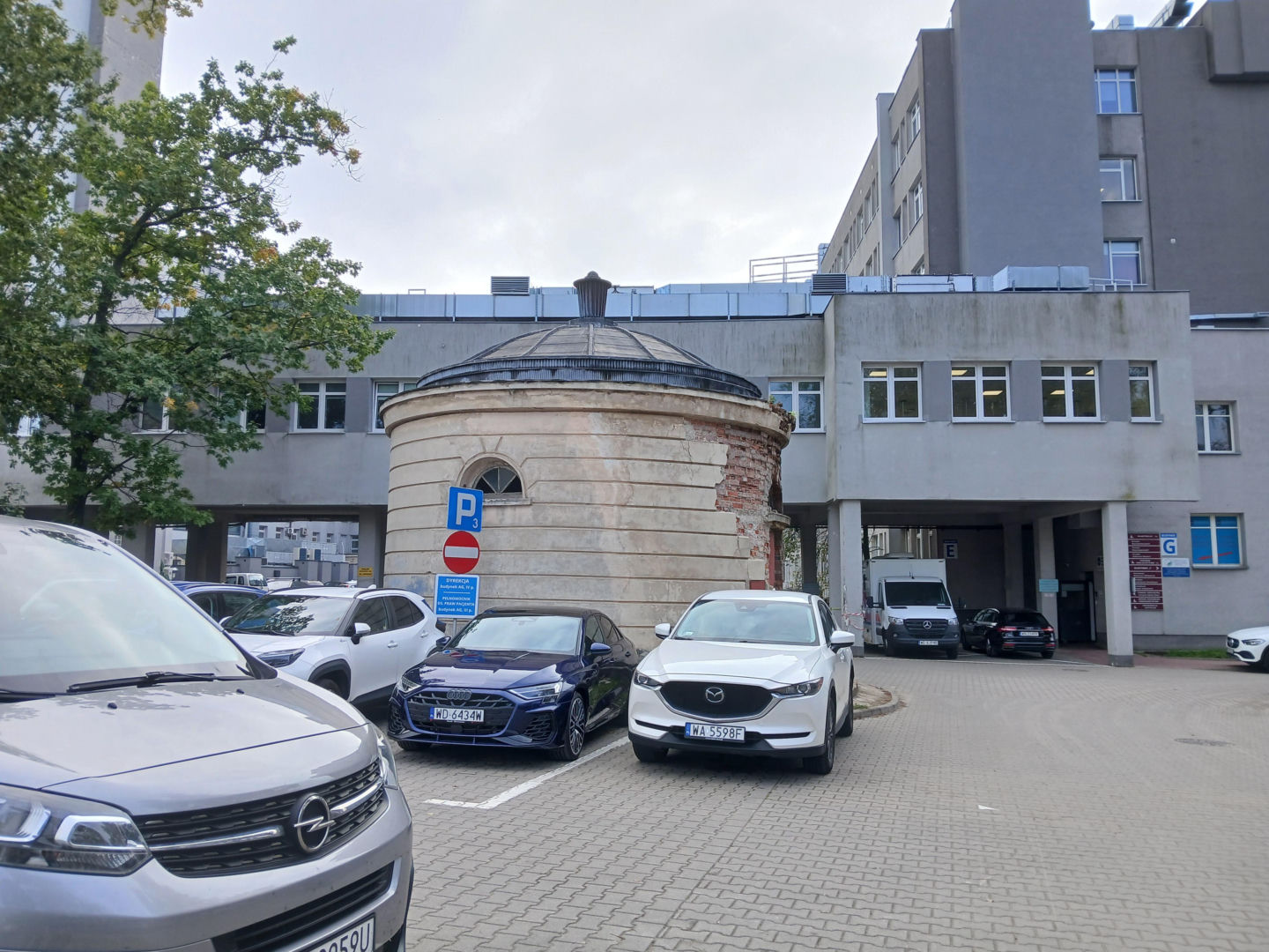 Zabytkowa rotunda na terenie szpitala MSWiA w Warszawie