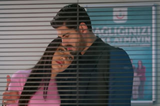 Panna młoda, odcinek 63: Choroba Cemila zbliży Hancer i Cihana. Odmówi poddania się operacji - ZDJĘCIA