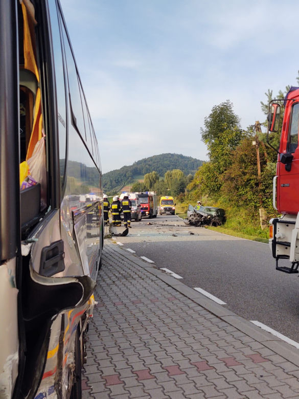 Wypadek w Tęgoborzy. Autokar zderzył się z osobówką. Dziecko trafiło do szpitala