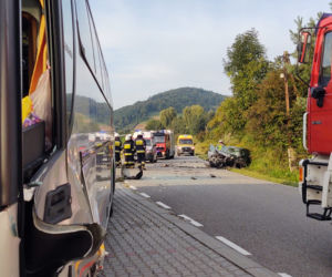 Wypadek w Tęgoborzy. Autokar zderzył się z osobówką. Dziecko trafiło do szpitala