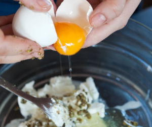 Tarta z warzywami, szynką i serem owczym