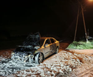 Auto przebiło betonową ścianę i wpadło do garażu. Groźna kolizja w Strzelcach Wielkich niedaleko Gostynia