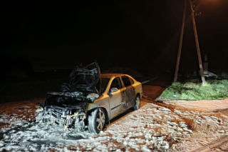 Auto przebiło betonową ścianę i wpadło do garażu. Groźna kolizja w Strzelcach Wielkich niedaleko Gostynia