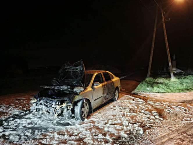 Auto przebiło betonową ścianę i wpadło do garażu. Groźna kolizja w Strzelcach Wielkich niedaleko Gostynia