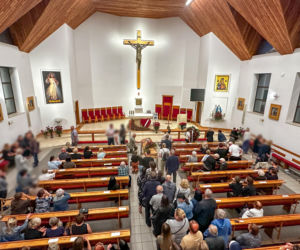 Całą noc czuwali przy zmarłym proboszczu. Pogrzeb ks. Rafała Cieszyńskiego w Szymbarku. Tu wszystko się zaczęło