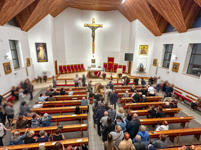 Całą noc czuwali przy zmarłym proboszczu. Pogrzeb ks. Rafała Cieszyńskiego w Szymbarku. Tu wszystko się zaczęło