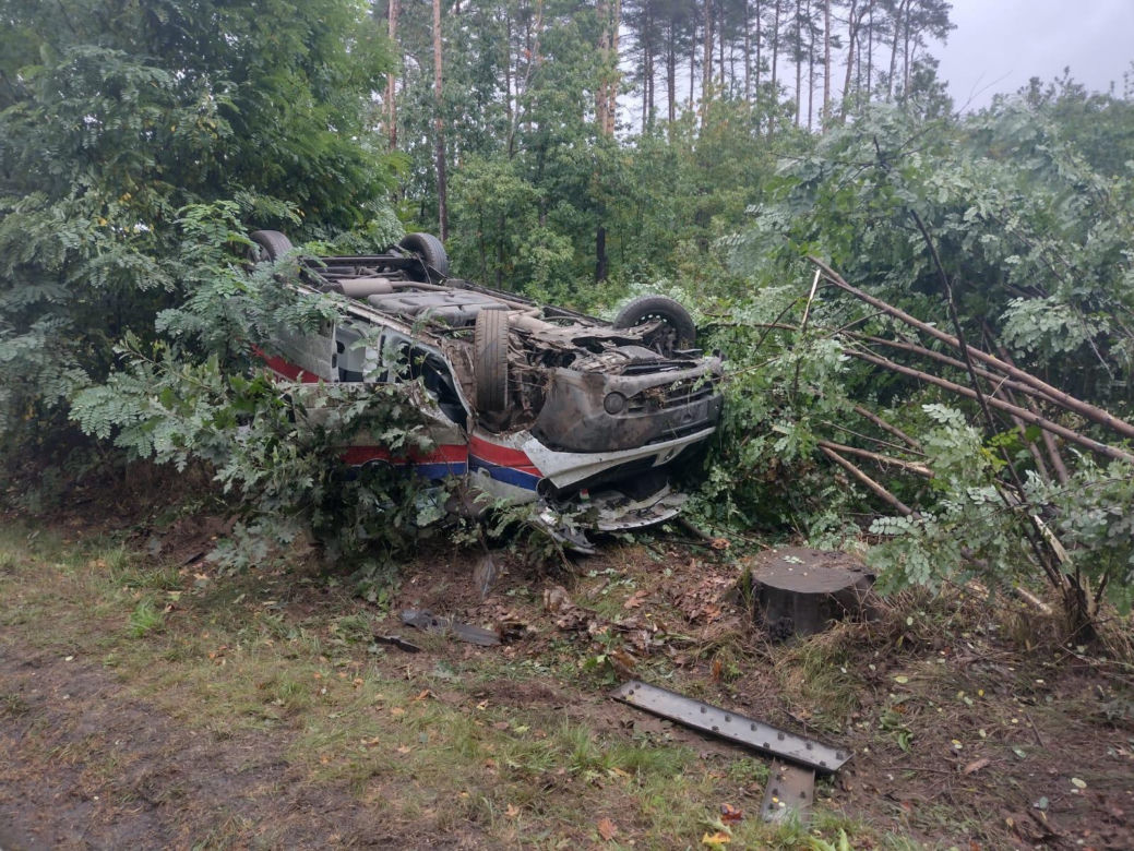 Karetka wypadła z drogi i dachowała. W środku byli pacjent i dwóch ratowników 