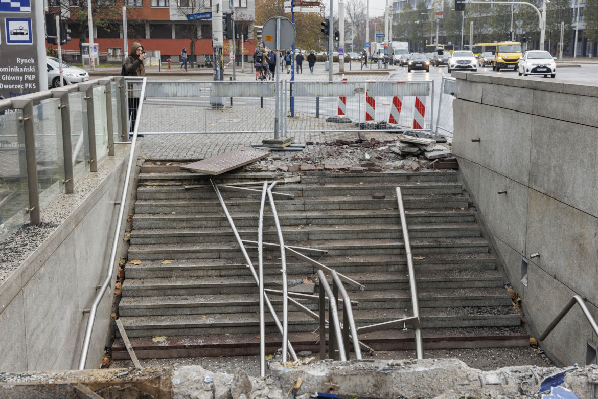 Autobus wjechał w przejście podziemne. Jedna osoba zginęła, trzy zostały ranne