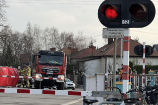 Zignorowała opuszczone rogatki, z torów zmiótł ją nadjeżdżający pociąg. Dramat w Jasiennicy Mazowieckiej