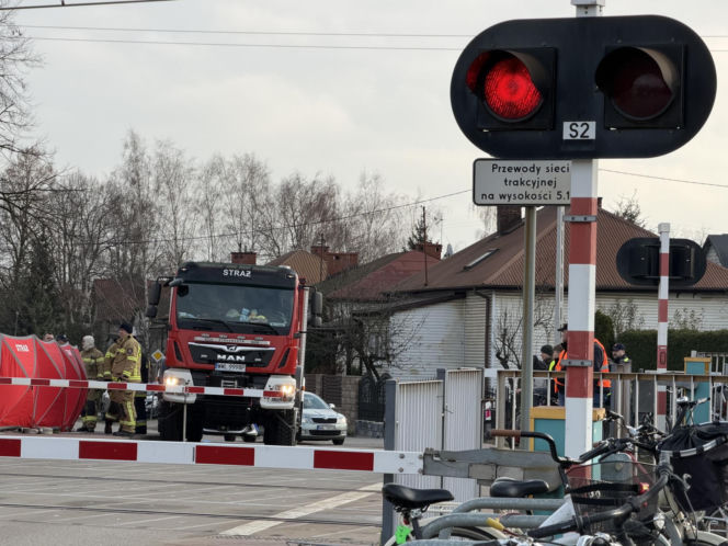 Zignorowała opuszczone rogatki, z torów zmiótł ją nadjeżdżający pociąg. Dramat w Jasiennicy Mazowieckiej