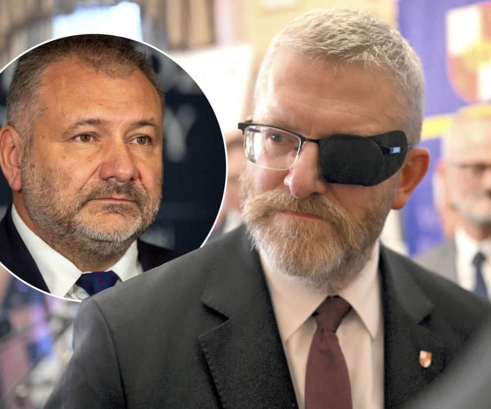 Europoseł Grzegorz Braun z opaską na oku. Na miniaturze Waldemar Żurek. O sprawie immunitetu pisze SE Polityka.