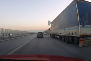 O włos od tragedii na autostradzie! Śmiertelne zagrożenie zarejestrowane na WIDEO