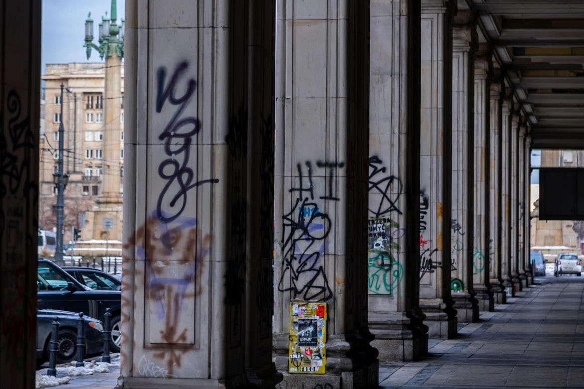 Ulice i place w centrum pokryte graffiti