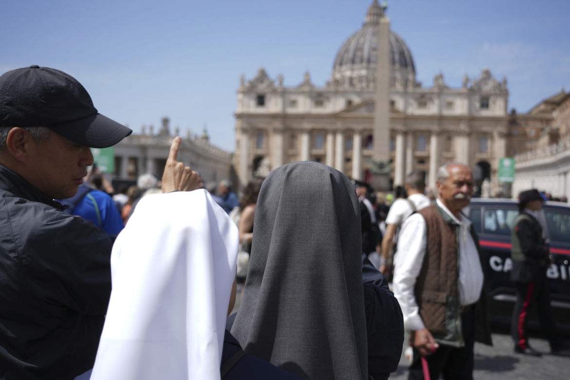 Tłumy na placu św. Piotra. Tak żegnają zmarłego papieża Franciszka 