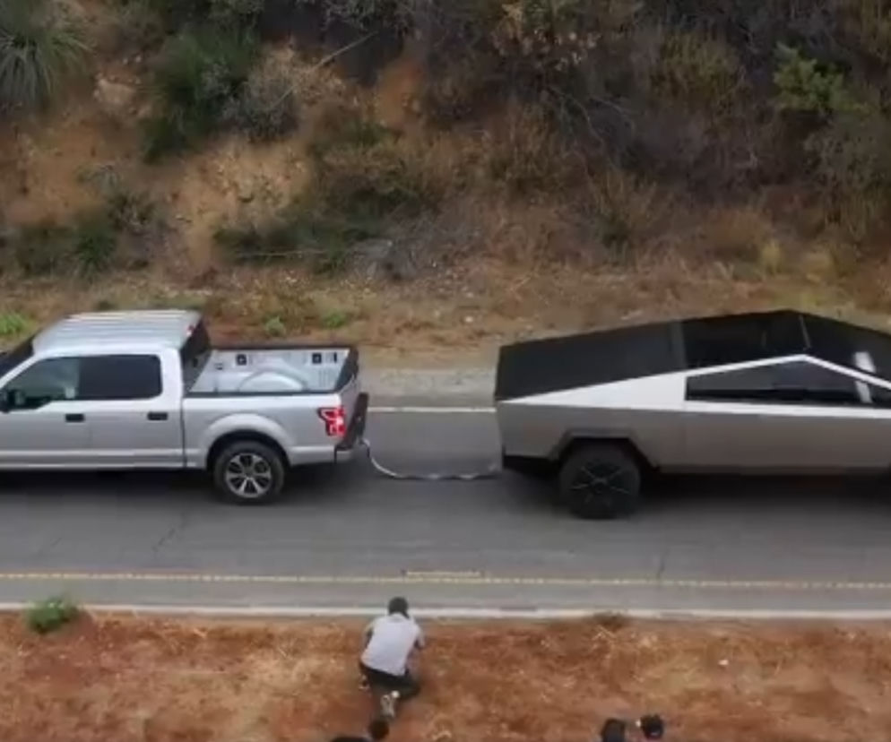Zabawa w przeciąganie liny - Tesla Cybertruck kontra Ford F-150