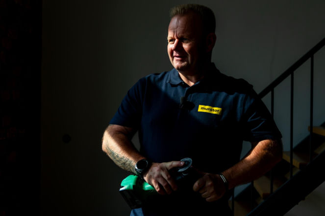 Jak poprawnie usunąć starą fugę i silikon oraz nałożyć nowy? Murator Remontuje