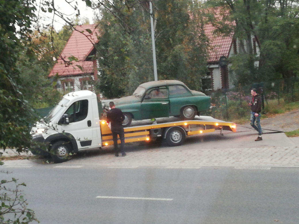Podjechali pod garaż lawetą i ukradli samochód! Szuka ich policja z Torunia
