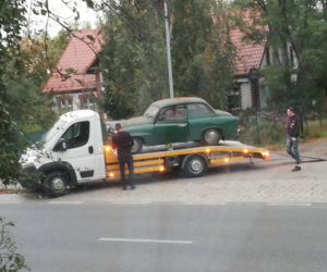 Podjechali pod garaż lawetą i ukradli samochód! Szuka ich policja z Torunia