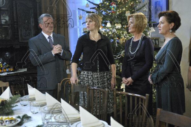 Wigilia w Klanie w 2009 roku. Paweł (Tomasz Stockinger), Agnieszka (Paulina Holtz), Elżbieta (Barbara Bursztynowicz), Krystyna (Agnieszka Kotulanka)