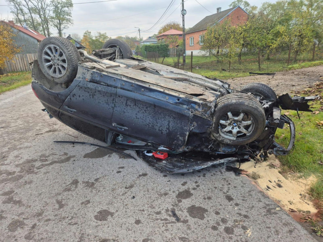 Nocny wypadek w Brzozowej. BMW wypadło z drogi
