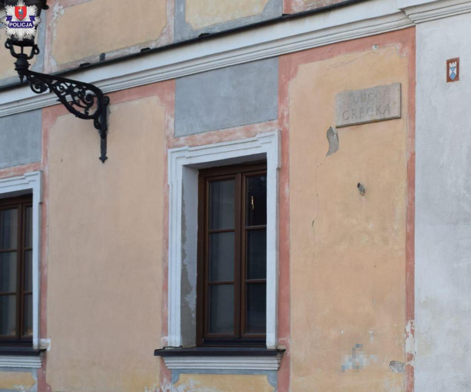 Zmalował napisy na zabytkowych kamienicach w Zamościu. Narobił strat na 2,5 tys. zł 