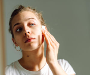 Płuczemy nią twarz każdego dnia, a ona niszczy barierę ochronną. Jeden prosty nawyk przywróci cerze blask