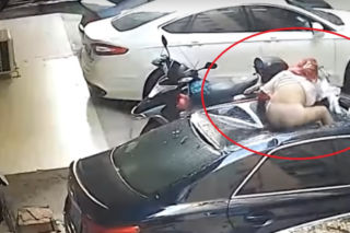 To nie był bezpieczny seks! Półnaga kobieta spadła z balkonu prosto na dach samochodu [WIDEO]