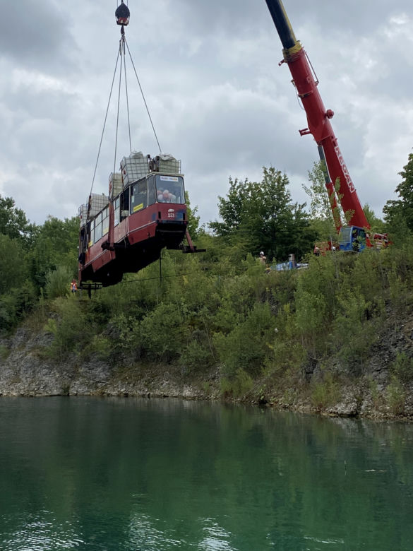 Tramwaj zatonął w jeziorze. Będzie atrakcją dla płetwonurków