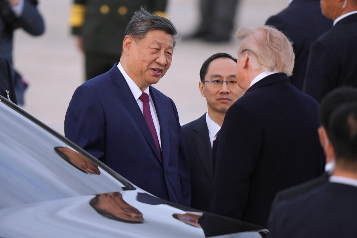 Przywódca Chin przyleciał do USA. Też przeszedł po czerwonym dywanie