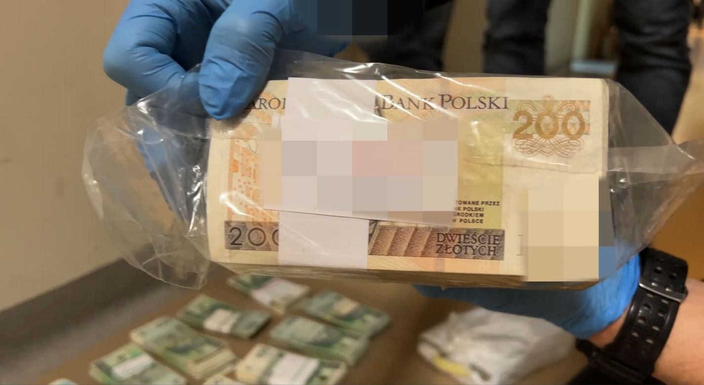 Warszawa. Senior z Mokotowa chciał pomóc "policjantom". Wyniósł przed blok 650 tysięcy złotych w reklamówce  
