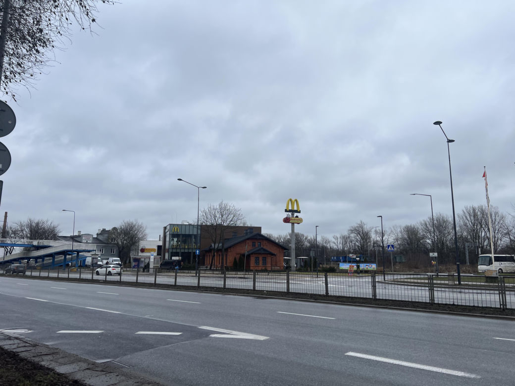 Nietypowy McDonald's przy ul. Radzymińskiej w Warszawie