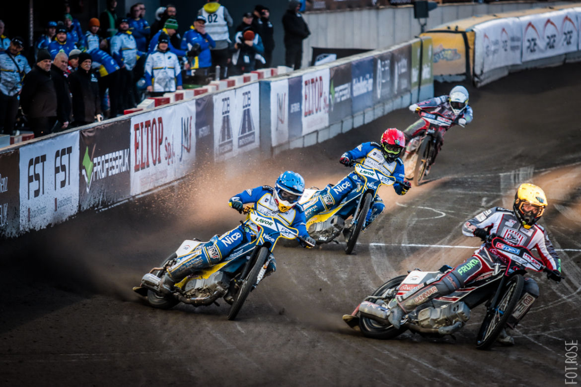 Apator Toruń - Arged Malesa Ostrów, zdjęcia kibiców z Motoareny. Galeria z meczu PGE Ekstraligi
