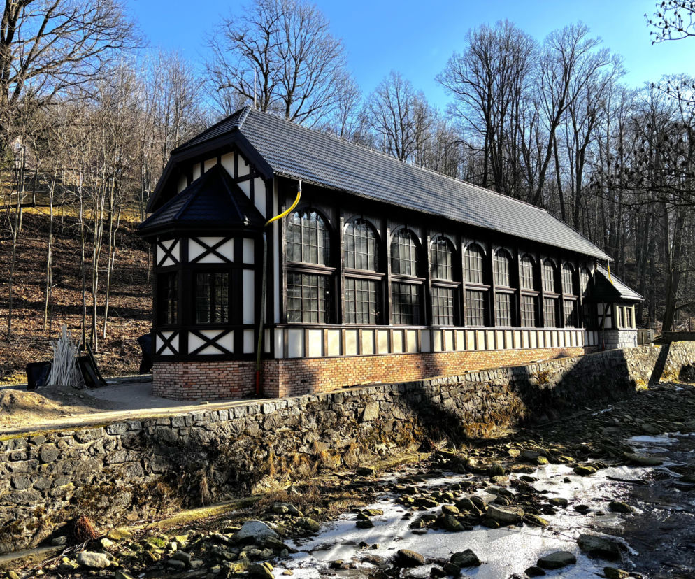 Pijalnia i hala spacerowa przy Dolnym Zdroju w Świeradowie-Zdroju