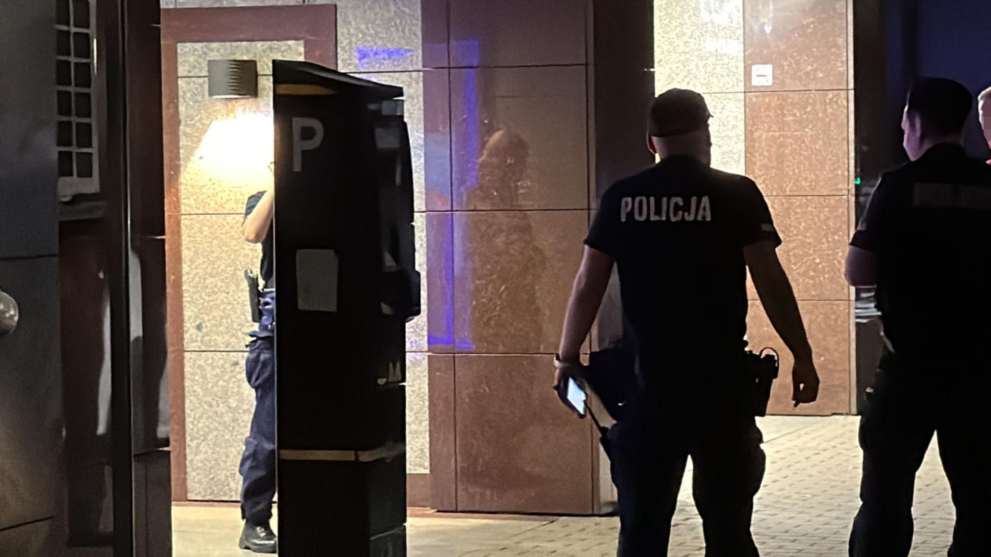 Atak nożownika na Woli. Ranny przebiegł kilkaset metrów i padł na ziemię. Zatrzymali jedną osobę, trwa akcja policji